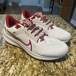 MEN NIKE DZ5972 100 NIKE ZOOM PEGASUS 40 ALABAMA WHITE/CRIMSON SHOE SNEAKERS